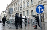 La police allemande installe des barrières de sécurité devant l'Hôtel Bayerischer Hof, où se tient la Conférence de sécurité de Munich, le 13 février 2025