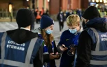 Des supporters de foot doivent présenter leur pass sanitaire avant d'assister à un match de la Premier League à Londres le 16 décembre 2021