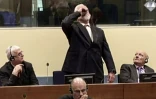 L'ex-général croate Slobodan Praljak buvant du cyanure après sa condamnation pour crimes de guerre, à La Haye, le 29 novembre 2017 (capture d'écran d'une vidéo diffusée par le Tribunal pénal international pour l'ex-Yougoslavie)