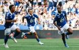 L'attaquant de Strasbourg Emmanuel Emegha (D) célèbre son but inscrit face à Rennes, lors de la 2e journée de Ligue 1, à Strasbourg, le 25 août 2024