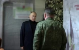 Capture d'écran d'une vidéo diffusée par la présidence russe le 18 avril 2023, montrant le président russe Vladimir Poutine (au centre) visitant le QG des forces russes dans la région de Lougansk (Ukraine)