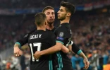 Le milieu du Real Madrid Marco Asensio (d) est congratulé par ses coéquipiers après son but face au Bayern en demi-finales de C1, le 25 avril 2018 à Munich