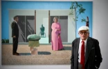 David Hockney pose devant sa peinture "Fred et Marcia Weisman" au Centre Pompidou à Paris le 16 juin 2017
