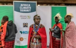 Un membre de la communauté Massaï en attendant l'ouverture du sommet africian sur le climat 2024 à Nairobi, le 5 septembre 2023