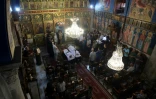 Des chrétiens palestiniens en deuil assistent à la cérémonie funéraire de deux des leurs tués après une frappe israélienne qui a touché l'église de la Sainte-Famille à Gaza-ville, le 17 juillet 2025