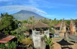 Vue depuis un temple hindou sur le mont Agung qui menace d'entrer en éruption à Bali le 26 septembre 2017