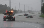 Des voitures piégées par les inondations sur la route I-10 menant à Houston le 27 août 2017