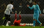 Le gardien de l'OM Steve Mandanda (c) concède un but contre Angers en LI au stade Raymond-Kopa, le 22 décembre 2018 