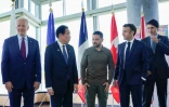 (G à D) Le président américain Joe Biden, le Premier ministre japonais Fumio Kishida, le président ukrainien Volodymyr Zelensky, le président français Emmanuel Macron et le Premier ministre canadien Justin Trudeau posent lors du sommet du G7 à Hiroshima le 21 mai 2023 