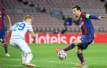 La star du Barça Lionel Messi (d) face au milieu du Dynamo Kiev Vitaliy Buyalskyy en Ligue des champions, le 4 novembre 2020 à Barcelone
