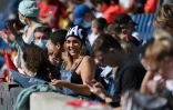 Les supporters, dont certains portant un masque, ont assisté au festival offensif du PSG face à l'équipe locale, Le Havre AC, au stade Océane, le 12 juillet 2020