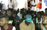 Des migrants rescapés se reposent sur le pont du navire "Ocean Viking" des ONG SOS Méditerranée et Médecins sans Frontières (MSF), durant une opération en mer Méditerranée, le 13 août 2019.