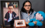 Miriam Rodriguez Guise, le 15 juin 2018 à Mexico, une peluche dans les bras, à côté de la photo de son fils Jose Eduardo, 7 ans, mort dans l'effondrement de l'école Rebsamen, le 19 septembre 2017