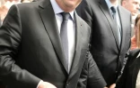 Le président français François Hollande (g) et le ministre de l'Agriculture et porte-parole du gouvernement Stéphane Le Foll, lors de la visite d'une usine à Sablé-sur-Sarthe, le 4 mai 2016