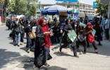 Des talibans tirent en l'air pour disperser une manifestation de femmes pour le droit au travail et à l'éducation, le 13 août 2022 à Kaboul