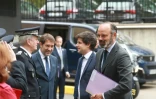 Le Premier ministre Edouard Philippe (d), accompagné par les ministres de l'Intérieur Christophe Castaner (2e g) et du Logement Julien Denormandie (2e d), rencontre le directeur général de la Police nationale, Frédéric Veaux (g), le 9 juin 2020 à Evry