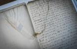 Un feuillet abîmé d'un manuscrit de Marcel Proust à la Bibliothèque nationale de France à Paris le 8 juillet 2022