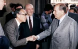 Le président François Mitterrand (d) et l'architecte de la pyramide du Louvre, Ieoh Ming Pei, le 29 mars 1989 à Paris, lors de son ouverture au public