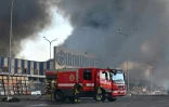 Des pompiers ukrainiens interviennent après un incendie dans un hypermarché touché par une frappe russe à Kharkiv, le 25 mai 2024