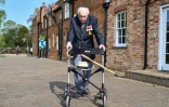 Le capitaine Tom Moore, ancien combattant britannique de la Seconde Guerre mondiale, a été testé positif au Covid-19 a annoncé sa fille le 31 janvier 2021 (photo prise le 16 avril 2020).