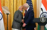 Narendra Modi et Donald Trump se serrent la main lors d'une conférence de presse à la Maison Blanche, le 13 février 2025