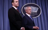 Brett McGurk, émissaire des Etats-Unis pour la coalition internationale antijihadistes, et le ministre de la Défense Jim Mattis, le 19 mai 2018 à Washington