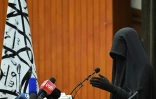 Une étudiante afghane en niqab noir prend la parole lors d'un rassemblement pro-talibans à l'universita Shaheed Rabbani, le 11 septembre 2021 à Kaboul
