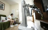 Un robot X Square fait le ménage au domicile d'une cliente, le 21 mai 2026 à Pékin, en Chine
