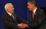 Photo d'archive de Barack Obama (droite) et de John McCain (gauche) le 14 octobre 2008, alors respectivement candidats du Parti démocrate et du Parti républicain à la présidentielle américaine, à Hempstead, New York, aux Etats-Unis.