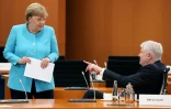 Le ministre de l'Intérieur Horst Seehofer (d) et la chancelière allemande Angela Merkel à Berlin, le 10 juin 2020