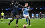 Le défenseur du Real Madrid Antonio Rüdiger (g) à la lutte avec le milieu de terrain de Manchester City Kevin De Bruyne, le 17 avril 2024 à Manchester