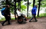 Promenade avec des joelettes, sortes de fauteuils à une roue, dans le refuge de Sorté à Xonrupt-Longemer, dans les Vosges, adapté aux handicapés, le 26 juillet 2017