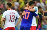 Le capitaine polonais Robert Lewandowski est consolé par James Rodriguez, vainqueur avec la Colombie de leur opposition à Kazan, le 24 juin 2018