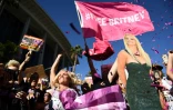 Des fans de Britney Spears rassemblés devant un tribunal de Los Angeles célèbrent avec des confettis et une image de leur idole la fin de la tutelle qui pesait sur la chanteuse, le 12 novembre 2021