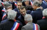Emmanuel Macron salue les maires normands réunis à Grand Bourgtheroulde, le 15 janvier 2018