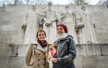 Les professeures de théologie Elisabeth Parmentier (à gauche) et Lauriane Savoy posent avec la "Bible des femmes", le 20 novembre 2018 à Genève
