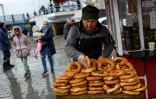 Un vendeur de simits, petits pains turcs en forme d'anneau, le 27 décembre 2025 à Istanbul