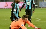 Le gardien de Granville Jérémy Aymes stoppe le ballon en s'interposant face au Marseillais Michy Batshuayi, en quarts de la Coupe de France, le 3 mars 2016 à Caen