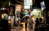 Une rare cliente s'aventure pour acheter de la nourriture dans un petit marché resté ouvert à Yilan, dans l'est de Taïwan, alors que le typhon Haikui a touché terre dans la région quelques heures plus tôt, le 3 septembre 2023