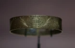Un collier avec les armoiries "Nassau" présenté dans le cadre de l'exposition "Esclavage" au Rijksmuseum d'Amsterdam, le 12 mai 2021 aux Pays-Bas