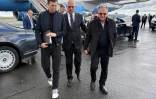 Une image diffusée sur les réseaux sociaux par le conseiller présidentiel russe Kirill Dmitriev montre ce dernier (au centre) accueillant les émissaires américains Jared Kushner (à gauche) et Steve Witkoff à l'aéroport de Vnoukovo à Moscou, le 5 septembre 2026