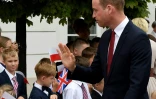 Le prince William salue des enfants lors d'une cérémonie au palais présidentiel à Varsovie, le 17 juillet 2017
