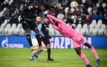 L'attaquant de la Juventus Turin Moise Kean ouvre le score à domicile face au gardien malien de Malmö, Ismaël Diawara, lors de la 6e journée du groupe H de la Ligue des Champions, le 8 décembre 2021