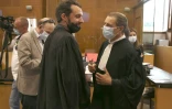 Jean Sabastien de Casalta (d) avocat de la famille Douib s'entretient avec son collègue  Camille Radot, avocat de l'accusé, au tribunal à Bastia, le 10 juin 2021