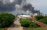 De la fumée s'échappe du complexe pétrochimique Petroquimica Mexicana de Vinilo après une explosion le 20 avril 2016 à Coatzacoalcos