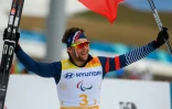 Le Français Benjamin Daviet après la vitoire de la France en relais mixte 4x2.5km lors des jeux paralympiques d'hiver de Pyeongchang le 18 mars 2018