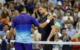 Le Serbe Novak Djokovic (g) félicite son adversaire américain, Jenson Brooksby, qu'il a battu en 8e de finale de l'US Open à Flushing Meadows, le 6 septembre 2021