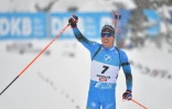 La joie du Français Quentin Fillon-Maillet, vainqueur de la poursuite (12,5 km) d'Hochfilzen (Autriche), comptant pour la Coupe du monde de biathlon, le 11 décembre 2021