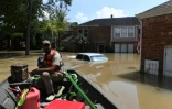 Un secouriste bénévole Matt Clarke recherche des résidents dans un quartie évacué près de la retenue d'eau de Barker à Houston, Texas, le 31 août 2017