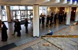 Des personnes font la queue dans un bureau de vote à Aarhus, au Danemark, le 24 mars 2026